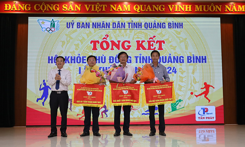 Ông Đặng Ngọc Tuấn, Tỉnh ủy viên, Giám đốc Sở GD-ĐT trao giải nhất, nhì, ba toàn đoàn khối THPT.