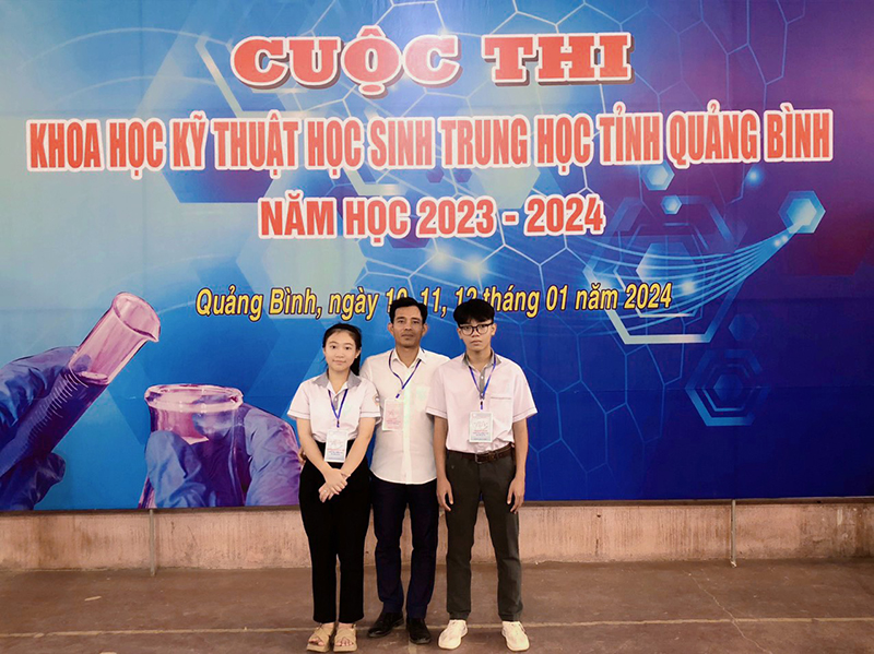 Thầy giáo Vũ Hoàng và học sinh trường THCS Quảng Trung tham gia cuộc thi khoa học kỹ thuật học sinh trung học tỉnh Quảng Bình