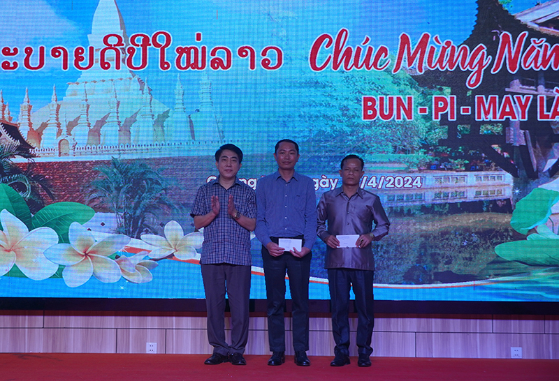 Ban tổ chức tặng quà cho cán bộ  Lào đang học tập tại tỉnh.