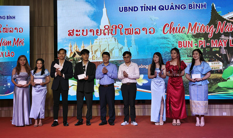 Đại diện lãnh đạo Trường đại học Quảng Bình tặng quà cho các em sinh viên Lào đang học tại trường.