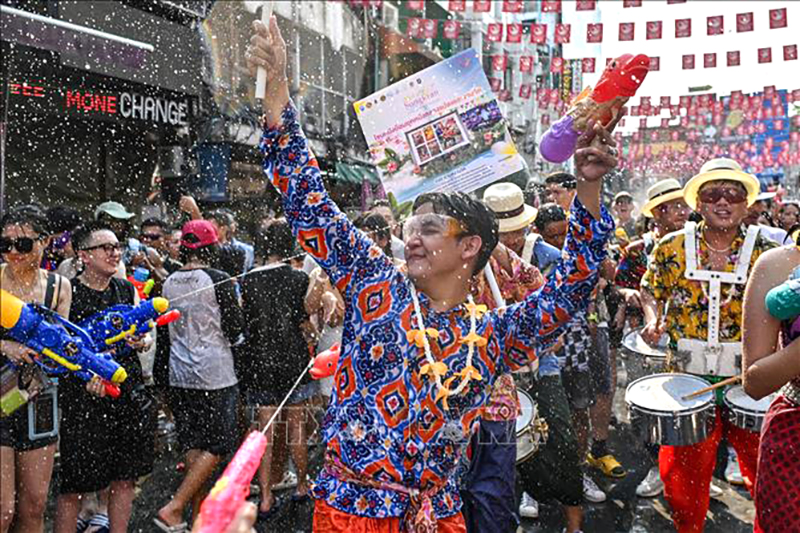 Người dân tham gia lễ hội té nước Songkran ở Bangkok, Thái Lan ngày 12/4/2024. Ảnh: AFP/TTXVN