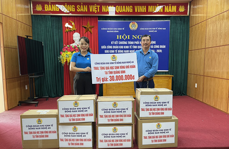 CĐKKT Đông Nam Nghệ An trao quà hỗ trợ cho học sinh có hoàn cảnh khó khăn.