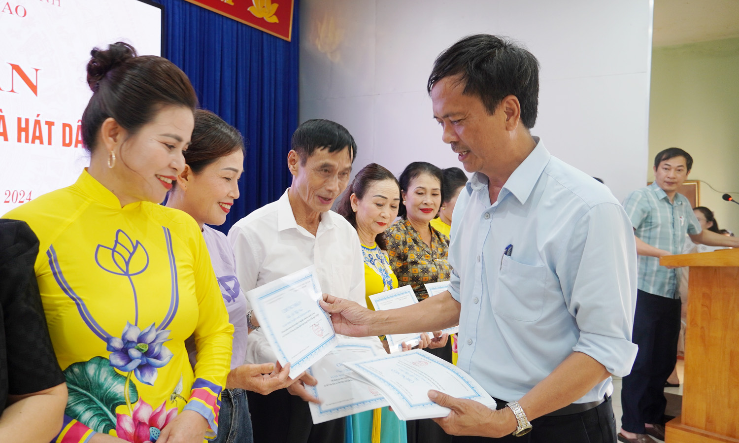 Phó Giám đốc Sở VH-TT Mai Xuân Thành trao giấy chứng nhận hoàn thành lớp học cho các nghệ nhân và học viên.
