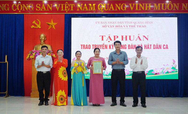 Đại diện lãnh đạo xã Lộc Ninh trao quyết định thành lập CLB Đàn và hát dân ca Xã Lộc Ninh. 