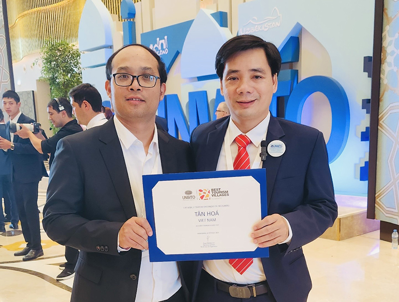 Anh Lê Thái An (bìa trái) tham gia các hoạt động tại phiên họp thứ 25 Đại hội đồng Tổ chức Du lịch thế giới (UNWTO) và nhận giải thưởng Làng du lịch tốt nhất thế giới cho làng du lịch Tân Hóa.