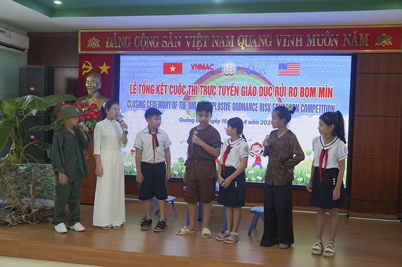 HS Trường TH Đồng Phú biểu diễn hoạt cảnh về phòng chống tai nạn bom, mìn