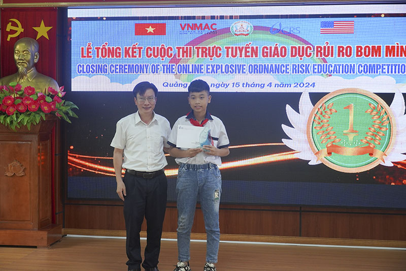 Ban tổ chức tao giải nhất cho HS Lê Huy Hoàng