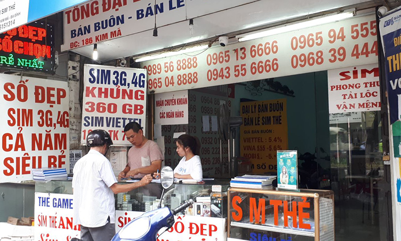 Một điểm bán SIM thẻ trên phố Kim Mã. Ảnh: XM.