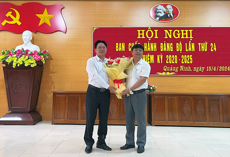 Đại diện lãnh đạo huyện Quảng Ninh tặng hoa chúc mừng đồng chí tân Bí thư Huyện ủy.