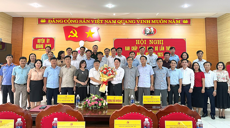 Ban Chấp hành Đảng bộ huyện Quảng Ninh tặng hoa chúc mừng đồng chí Phạm Trung Đông.