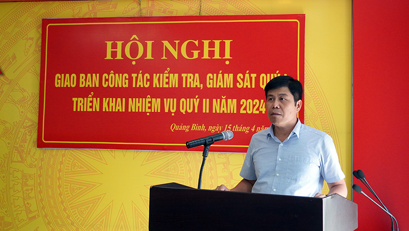 Đồng chí Phó Chủ nhiệm Thường trực UBKT Tỉnh ủy  Nguyễn Anh Tuấn trình bày báo cáo thực hiện nhiệm vụ quý I/2024