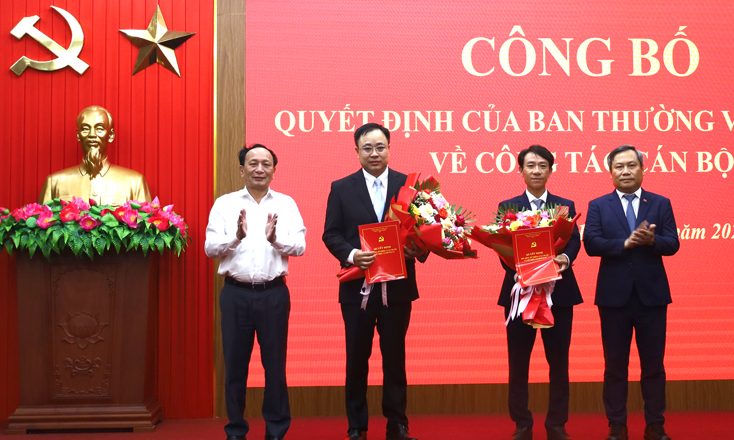 Đồng chí Bí thư Tỉnh ủy Vũ Đại Thắng và đồng chí Phó Bí thư Thường trực Tỉnh ủy Trần Hải Châu trao quyết định và tặng hoa chúc mừng các cán bộ được bổ nhiệm.