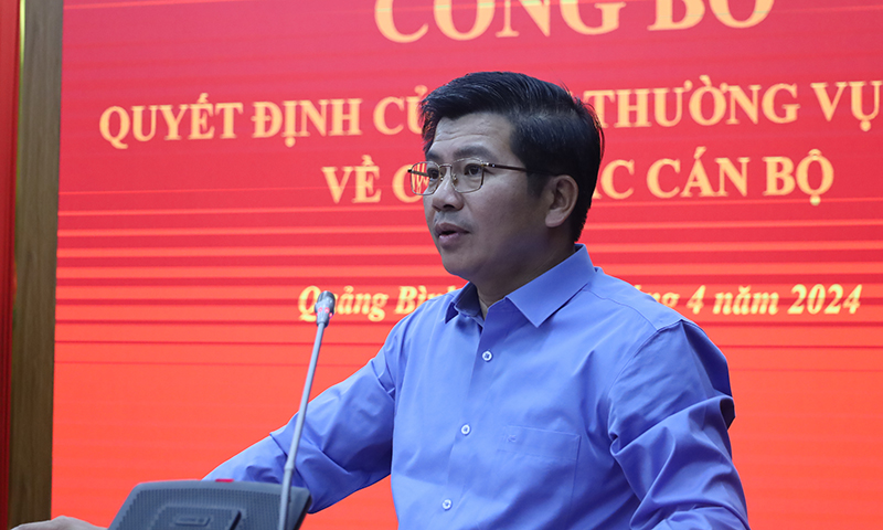 Đồng chí Trưởng ban Tổ chức Tỉnh ủy Trần Vũ Khiêm công bố các quyết định của Ban Thường vụ Tỉnh ủy về công tác cán bộ.