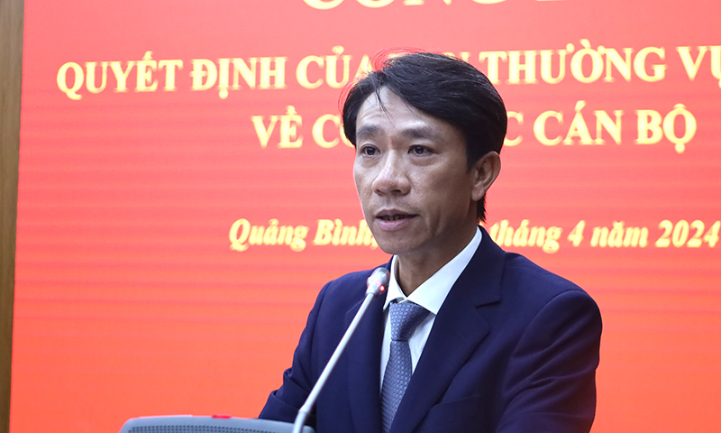 Đồng chí Chánh Văn phòng Tỉnh ủy Nguyễn Nguyên Lực phát biểu nhận nhiệm vụ.