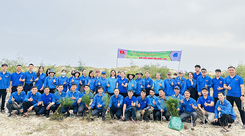 Thanh niên Đồng Hới hưởng ứng lời kêu gọi trồng một tỷ cây xanh của Thủ tướng Chính phủ. 