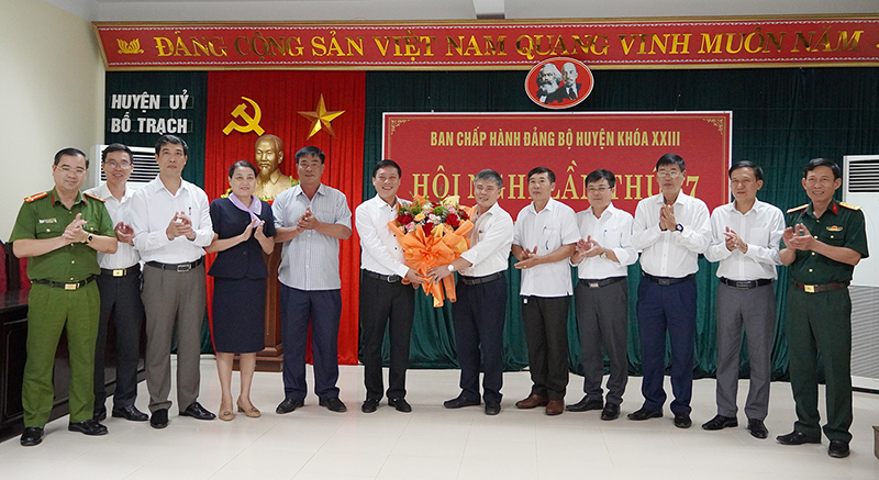 Các đồng chí trong Ban Thường vụ Huyện ủy Bố Trạch tặng hoa chúc mừng đồng chí Nguyễn Ngọc Tuấn.