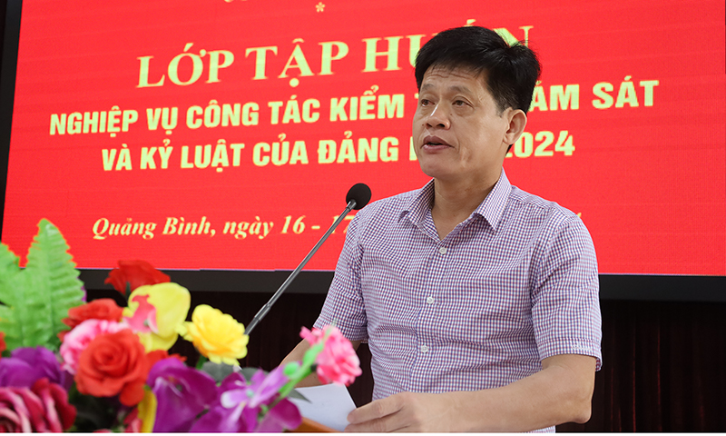 Đồng chí Chủ nhiệm UBKT Tỉnh ủy Lê Văn Bảo phát biểu tại lễ khai giảng.