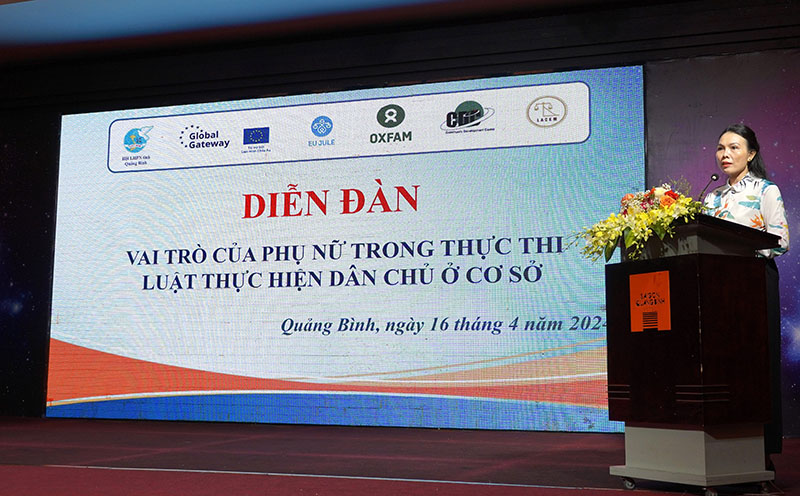 Đồng chí Châu Thị Định, Phó Chủ tịch Hội LHPN tỉnh phát biểu khai mạc diễn đàn.
