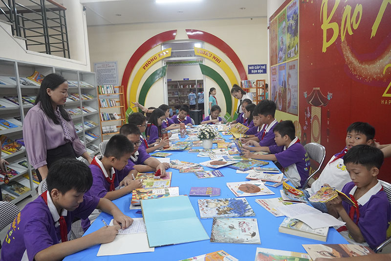 Đông đảo học sinh đọc sách tại Thư viện tỉnh