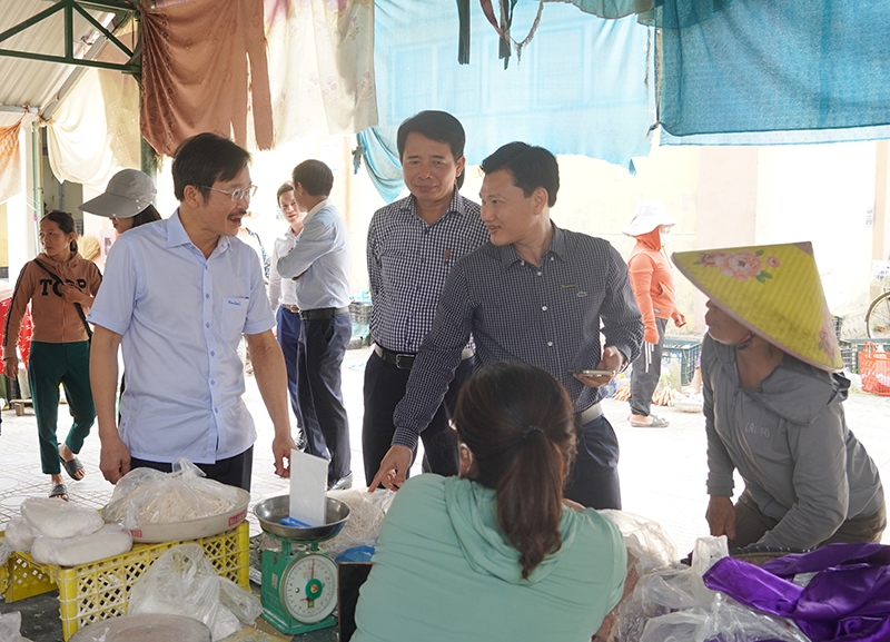 Các đồng chí Giám đốc NHNN Chi nhánh Quảng Bình Lương Hải Lưu, Chủ tịch UBND TP. Đồng Hới Hoàng Ngọc Đan khảo sát việc triển khai phủ sóng QR Code tại chợ Đức Ninh.