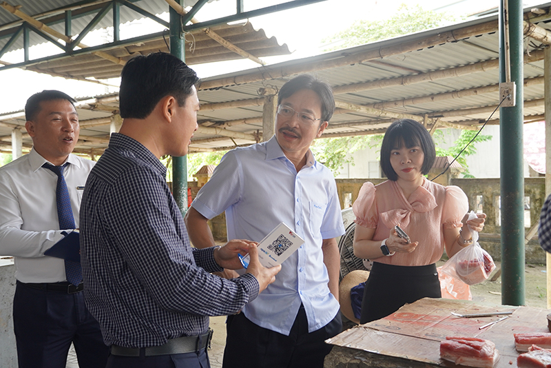 Đoàn công tác khảo sát việc triển khai phủ sóng QR Code tại chợ Đức Ninh.