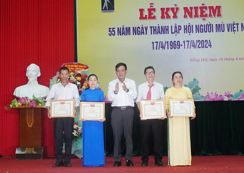 Trao bằng khen của Trung ương Hội Người mù Việt Nam cho các tập thể có thành tích suất sắc trong phong trào hội.