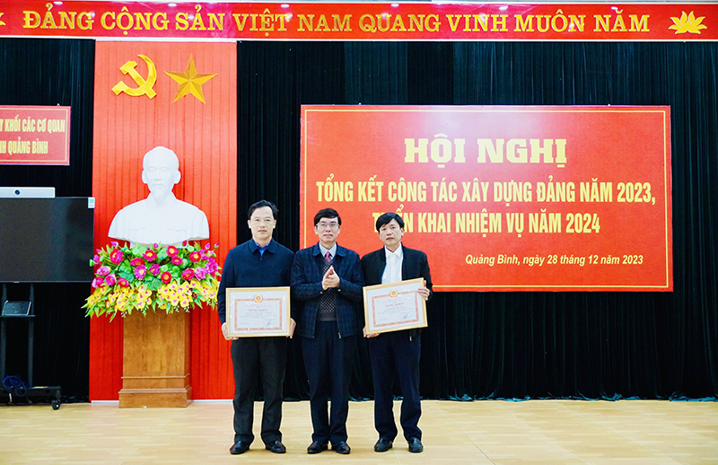 Bí thư Đảng ủy Khối các cơ quan tỉnh Nguyễn Thanh Lam trao bằng khen cho các tập thể hoàn thành xuất sắc nhiệm vụ 5 năm liền (2018-2022).