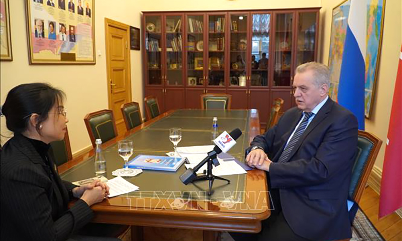Chủ tịch Ủy ban đối ngoại thành phố Saint Petersburg trả lời phỏng vấn phóng viên TTXVN tại LB Nga. Ảnh: TTXVN phát