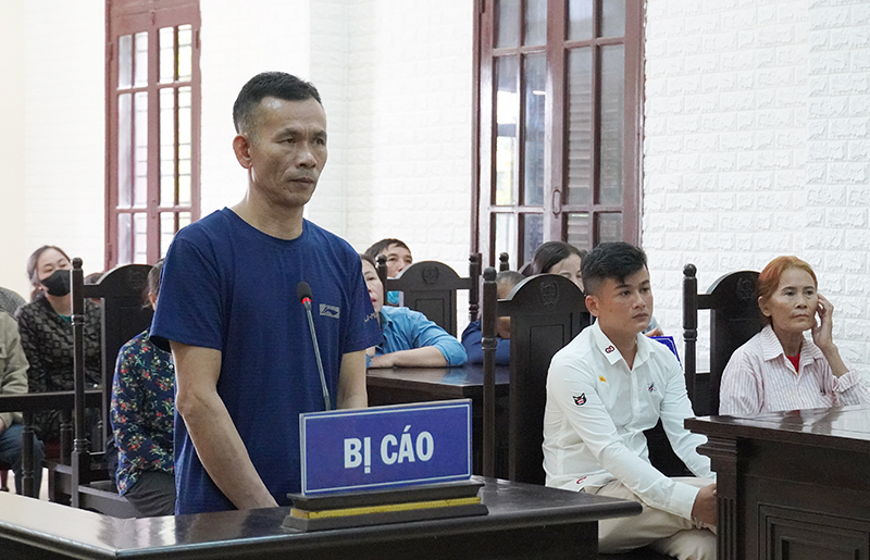 Đàm Xuân Chí đứng trước hội đồng xét xử.