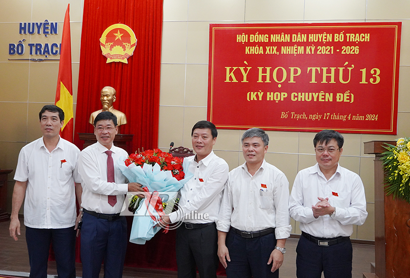 Lãnh đạo huyện Bố Trạch tặng hoa chúc mừng đồng chí Nguyễn Ngọc Tuấn.