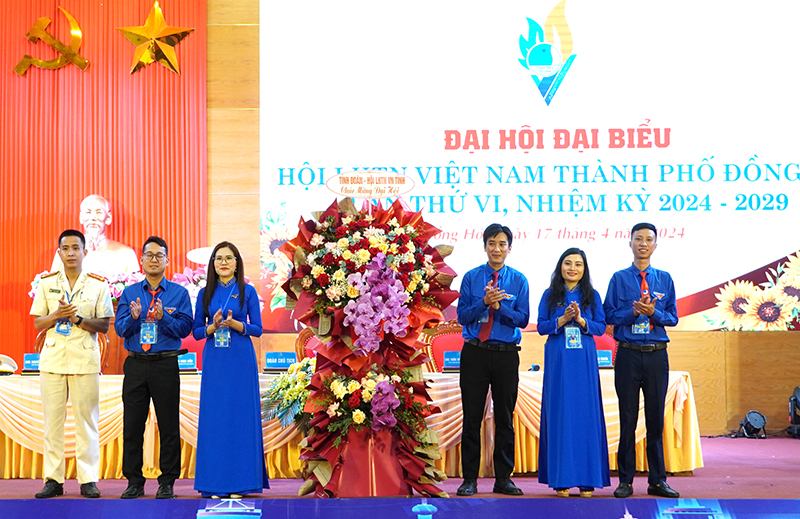 Đồng chí Phó Bí thư Tỉnh đoàn, Chủ tịch Hội LHTN Việt Nam tỉnh Trần Khánh Cường tặng hoa chúc mừng đại hội.