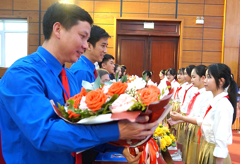 Các em thiếu niên nhi đồng chúc mừng đại hội và tặng hoa các đại biểu.