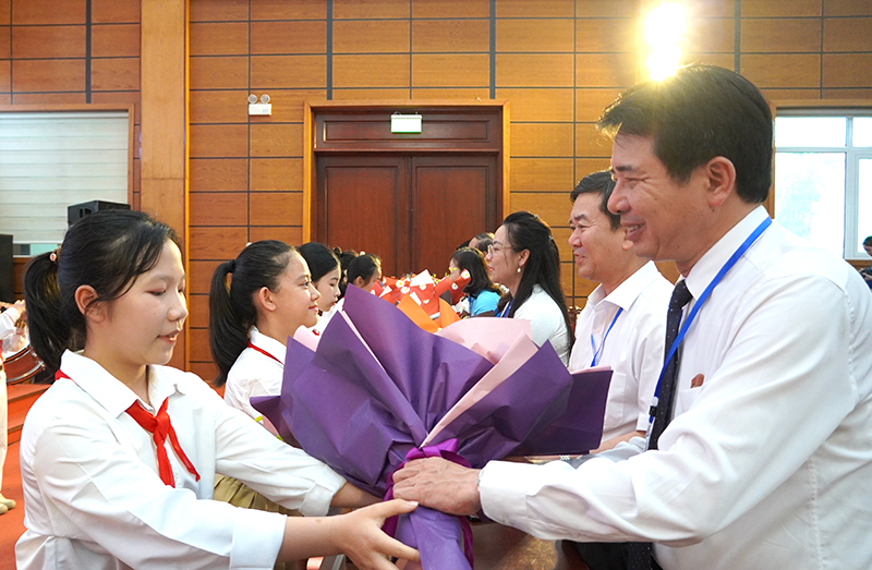 Các em thiếu niên nhi đồng chúc mừng đại hội và tặng hoa các đại biểu.