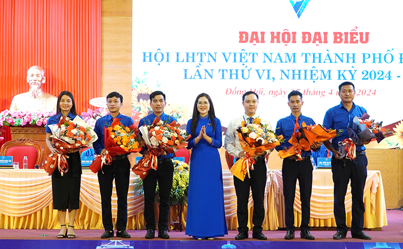 Tặng hoa các anh chị thôi tham gia Ủy ban Hội LHTN Việt Nam TP. Đồng Hới khóa khóa VI.