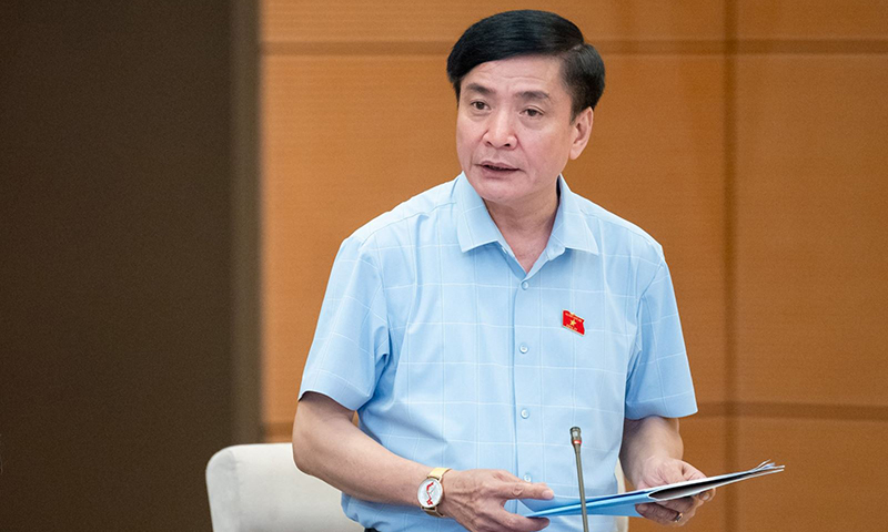 Tổng Thư ký Quốc hội Bùi Văn Cường trình bày báo cáo. (Ảnh: An Đăng/TTXVN)