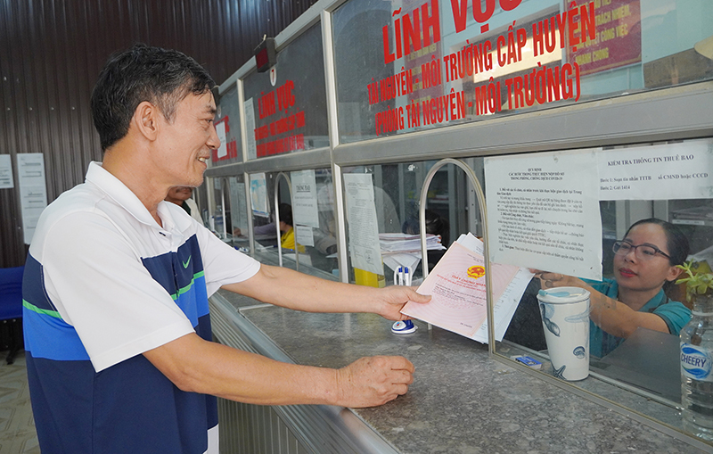 Người dân giao dịch tại bộ phận “Một cửa” UBND huyện Lệ Thủy.