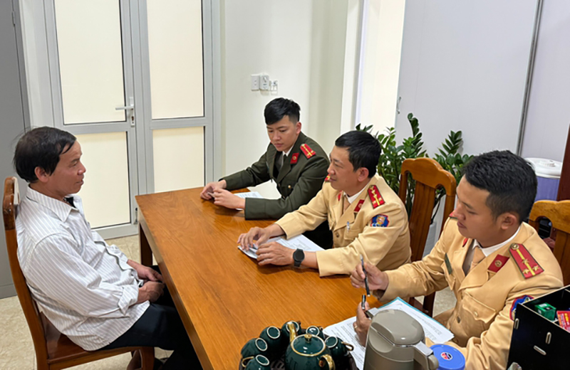 Lực lượng chức năng làm việc với ông Trương Quang Th.về hành vi “báo chốt” giao thông.