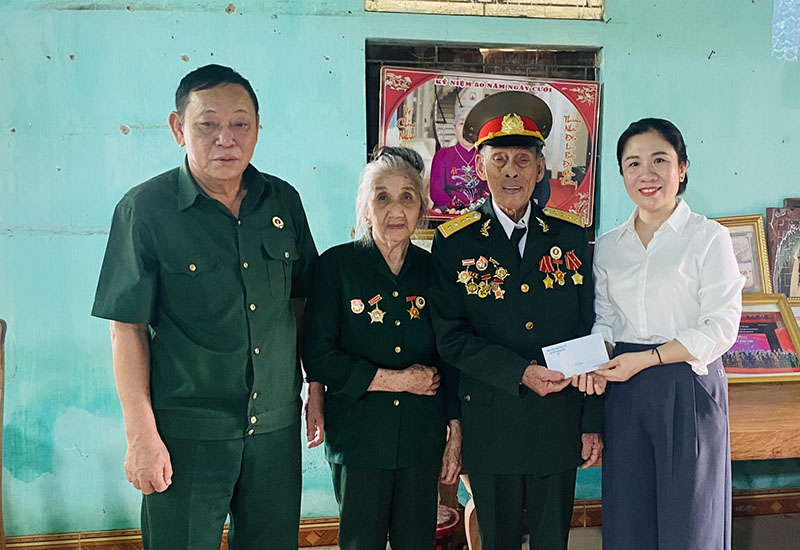  Hội LHPN huyện Minh Hóa phối hợp với Ủy ban MTTQVN huyện, các đoàn thể thăm, tặng quà chiến sĩ Điện Biên.