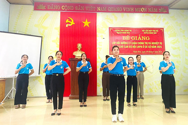 Tại giờ giải lao lớp bồi dưỡng do Hội LHPN huyện và Trung tâm Chính trị huyện Minh Hóa tổ chức, học viên tập luyện nhảy dân vũ trên nền nhạc liên khúc về Điện Biên.