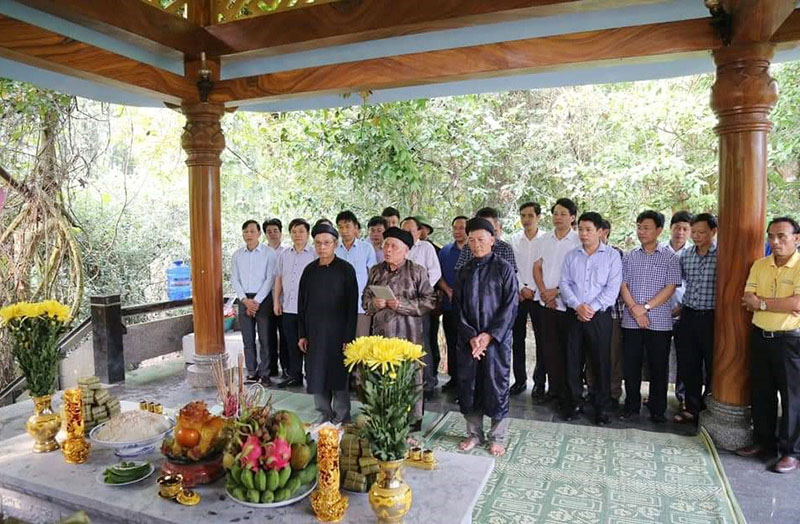 Lễ dâng hương tại đền thờ thác Pụt (Bụt-P.V) xã Yên Hóa (Minh Hóa).