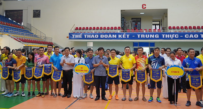  Ban Tổ chức trao cờ lưu niệm cho các đội tham gia giải đấu.