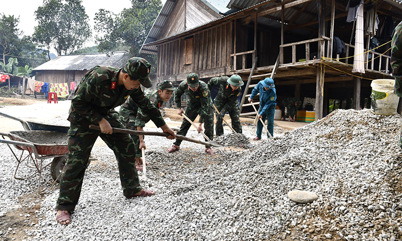 Lực lượng vũ trang tỉnh đóng góp ngày công tham gia xây dựng nông thôn mới, giúp dân phát triển kinh tế-xã hội.