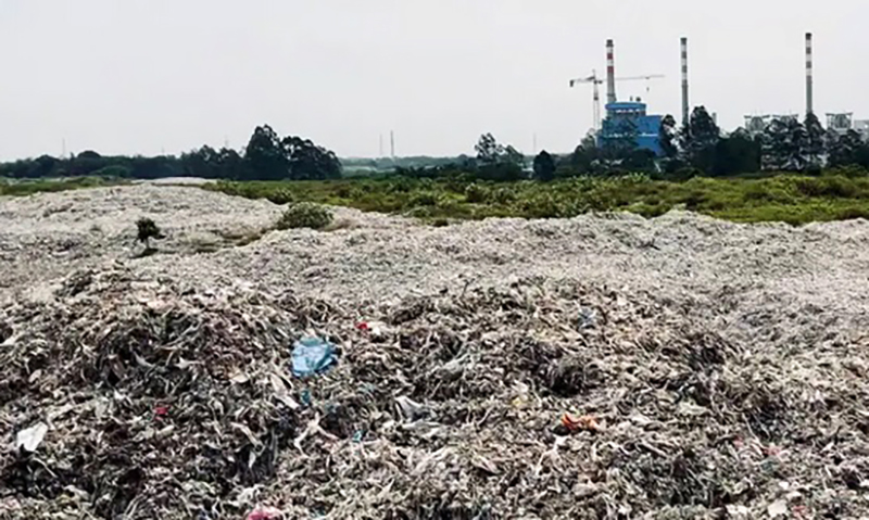 Rác thải nhựa của một trong những nhà máy giấy lớn nhất Indonesia. Ảnh: DW