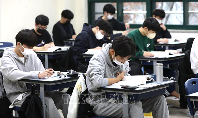 Học sinh tham dự kỳ thi năng lực quốc gia (CSAT) tại một điểm thi ở Seoul, Hàn Quốc, ngày 17/11/2022. Ảnh: AFP/TTXVN
