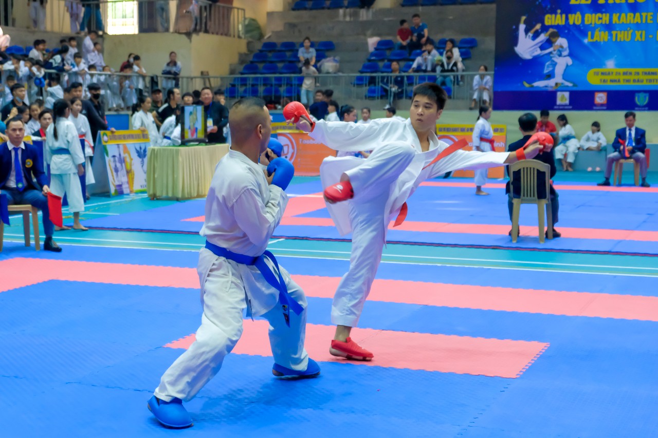 Huấn luyện viên, võ sư Phạm Xuân Thành (bìa phải) tham gia thi đấu tại giải vô địch Karate Nghệ An mở rộng năm 2023.  ảnh 2: Lớp võ Karate do võ sư Phạm Xuân Thành huấn luyện.