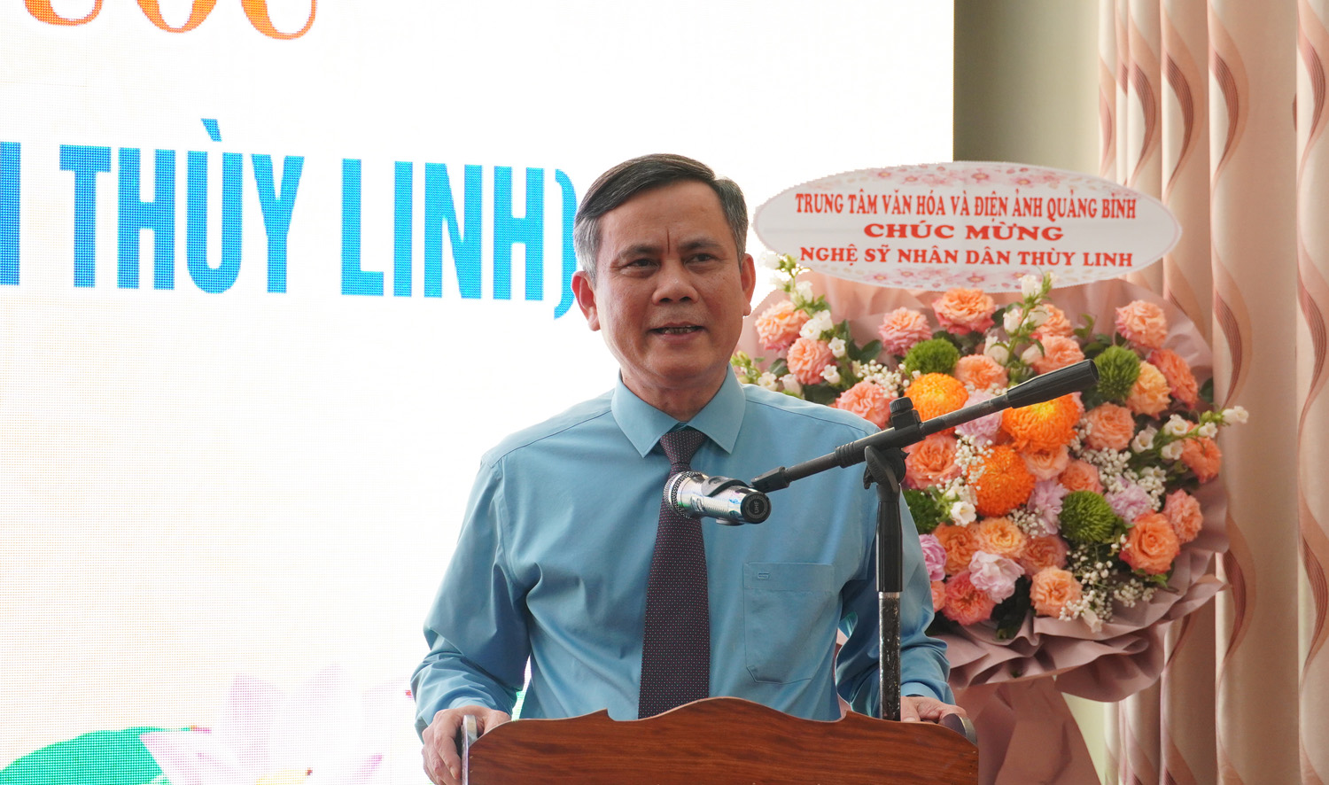 Đồng chí Chủ tịch UBND tỉnh Trần Thắng phát biểu chúc mừng NSND Nguyễn Thị Thấy. 