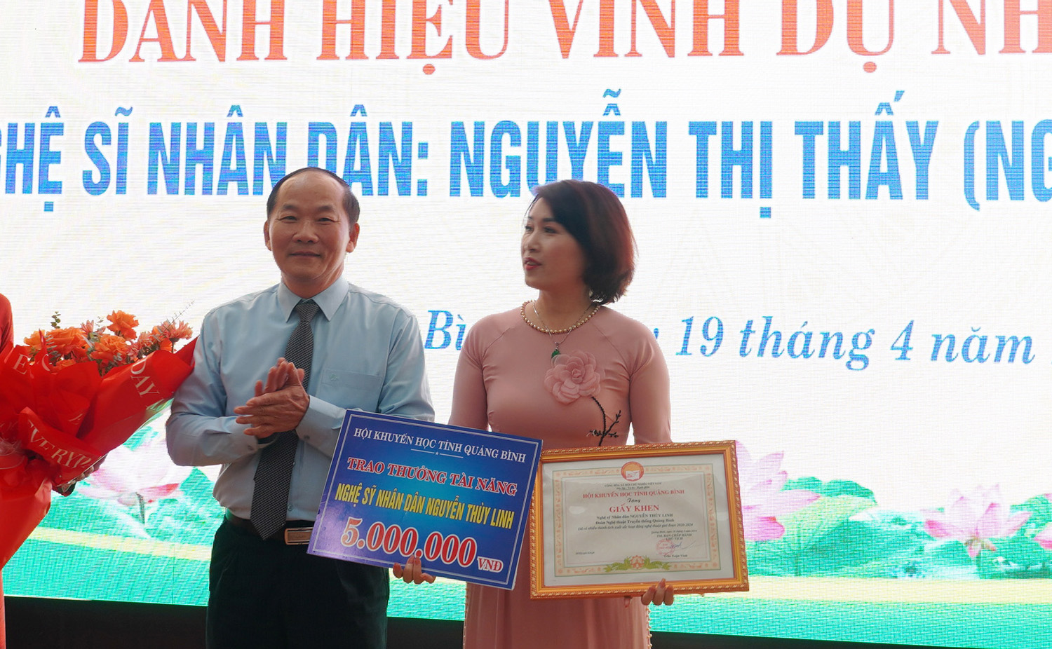 Hội Khuyến học tỉnh cũng đã tặng giấy khen và phần thưởng cho NSND Nguyễn Thị Thấy. 