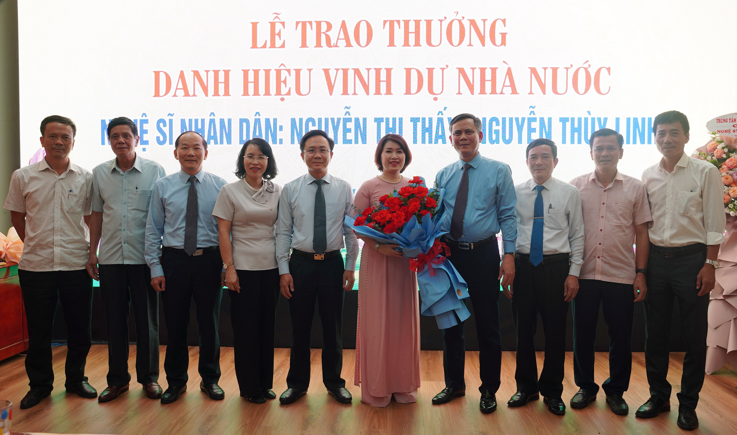 Lãnh đạo tỉnh và các sở, ban, ngành tặng hoa chúc mừng và chụp ảnh lưu niệm cùng NSND Nguyễn Thị Thấy. 
