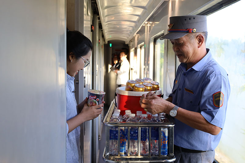 Nhiều du khách lựa chọn du lịch bằng tàu hỏa thay vì đi máy bay (Trong ảnh: Du khách trải nghiệm tàu du lịch QB1 Hà Nội-Quảng Bình). 