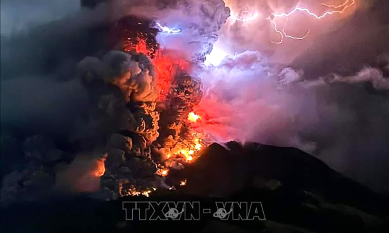 Núi lửa Ruang ở Bắc Sulawesi, Indonesia phun trào ngày 17/4/2024. Ảnh: AFP/TTXVN